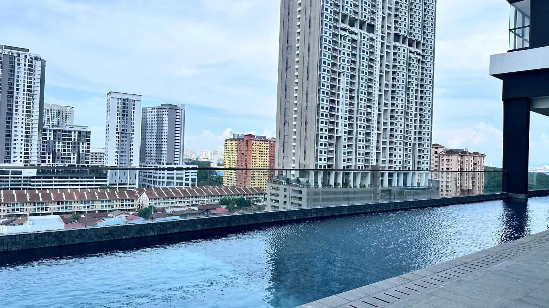 New In Town Area Urban Suites Jelutong Apartment